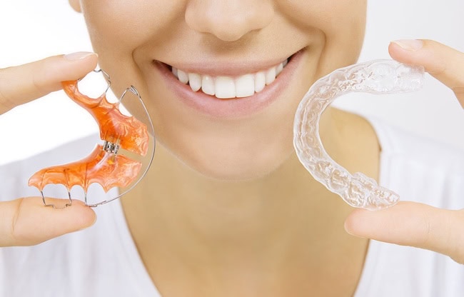 Removable orthodontic appliance held in hand